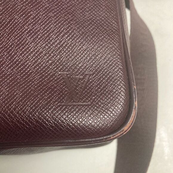 AUTHENTIC LOUIS VUITTON Crossbody Taiga Yaranga Satchel Purple Approx 9X4X10.5 - Picture 5 of 12